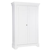 Matt fehér színű, 4 polcos, zárható kialakítású, kétszárnyas fenyőfa gardróbszekrény.